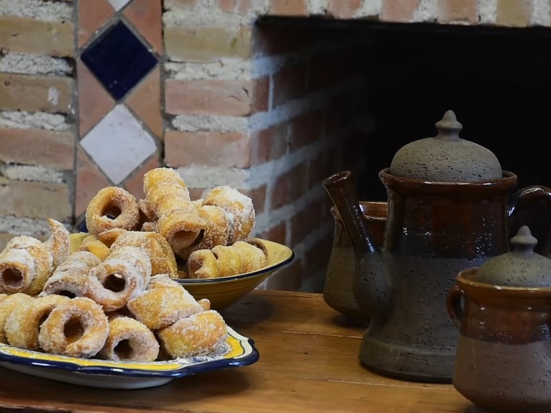 Los torcidos o “torcios”, es un dulce típico de Azután (Toledo), muy arraigados a esta comarca y cocinados con una técnica que personaliza a este municipio. Se preparaban en bodas y bautizos, con los que agasajaban a los invitados. También son frecuentes en las fiestas populares de este municipio. Es una tradición gastronómica, herencia que se transmite de madres a hijas. Los torcidos - Azután